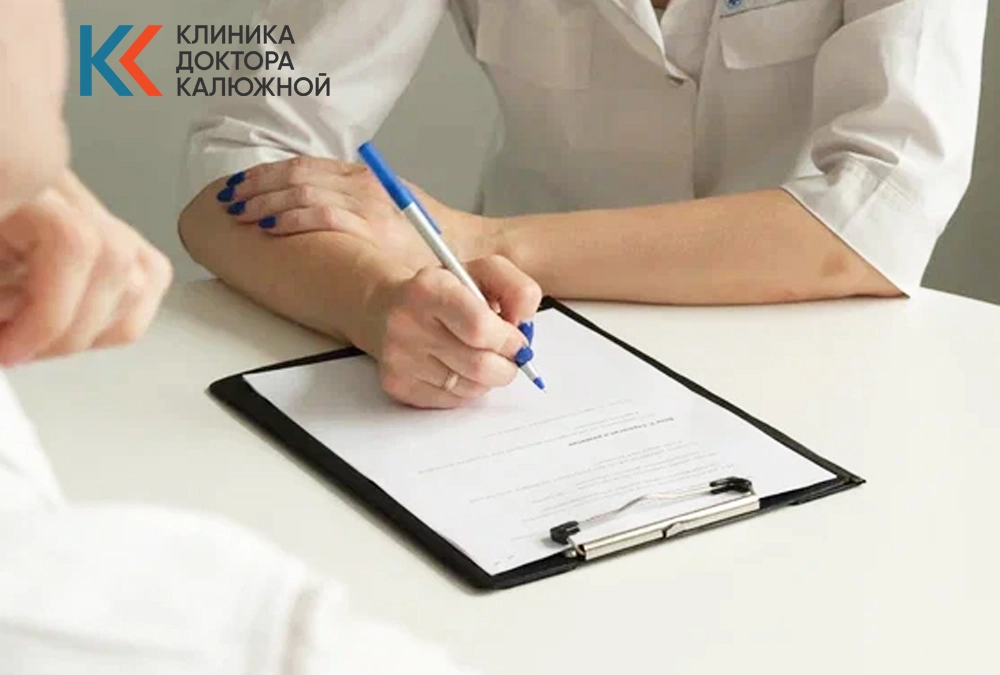 Психотерапевт консультирует пациента в клинике