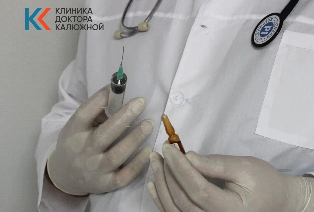 Врач держит в руках шприц и ампулу для кодирования от наркомании