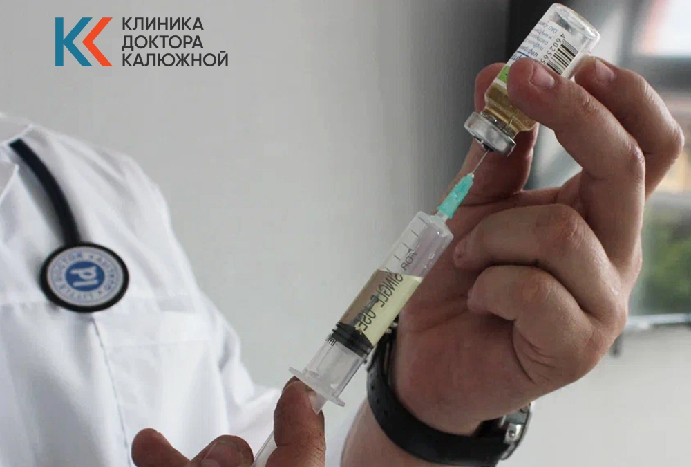 Врач набирает шприц из ампулы для процедуры кодирования от алкоголизма