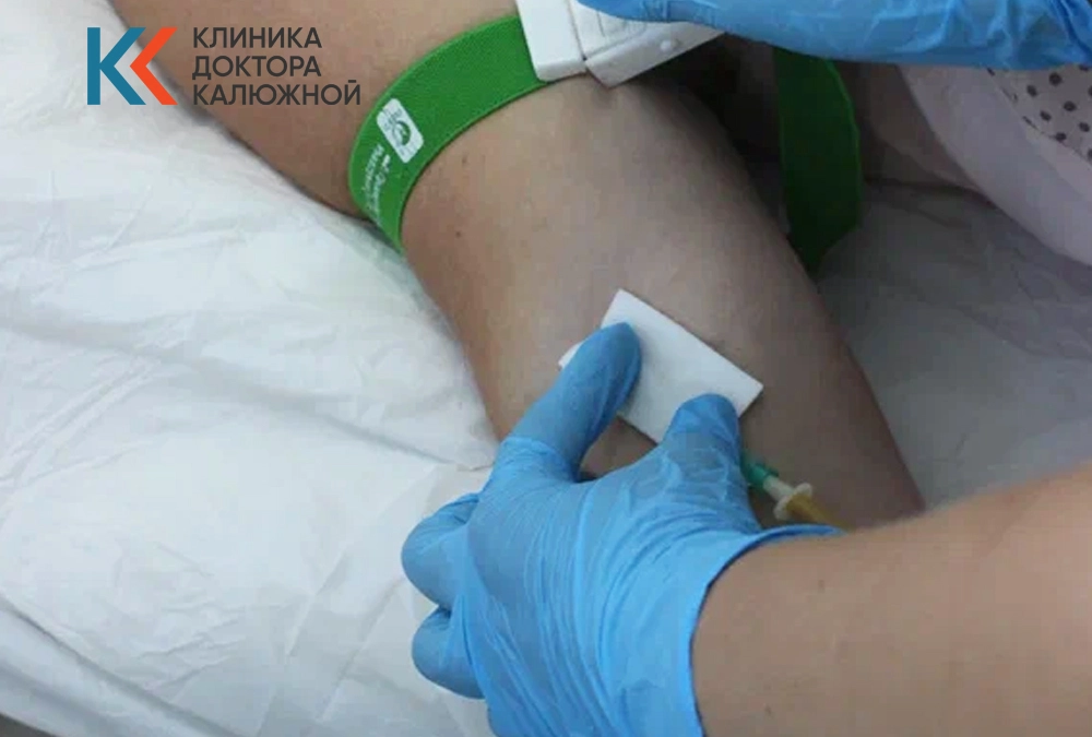 Врач осуществляет процедуру вывода из запоя на дому у пациента